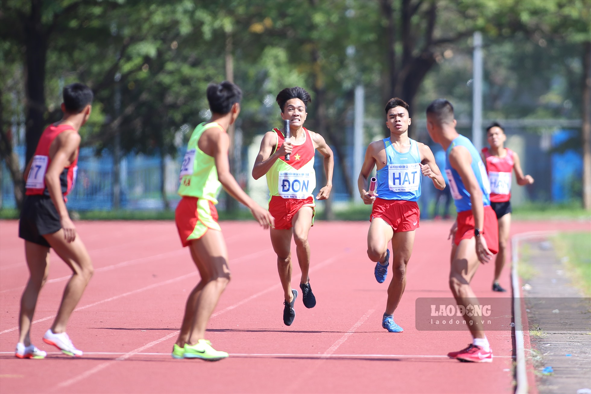 Tấm huy chương vàng thuộc về đội Đồng Nai. Lưu Đức Phước - nhà vô địch SEA Games 31 ở nội dung 800m nam cùng đồng đội cán đích với thành tích 7 phút 44 giây 4.