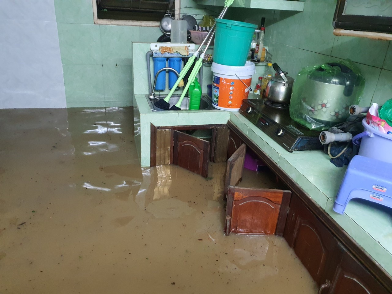 Góc bếp của một hộ dân sống tại TP Quy Nhơn bị ngập sâu.