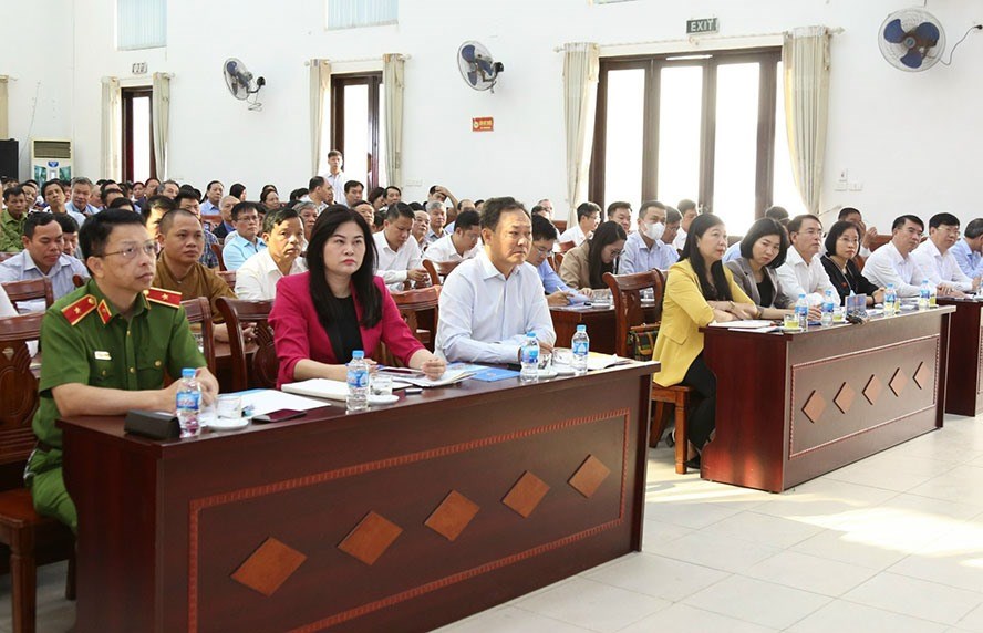 Các lãnh đạo thành phố Hà Nội và các đại biểu dự buổi tiếp xúc cử tri.