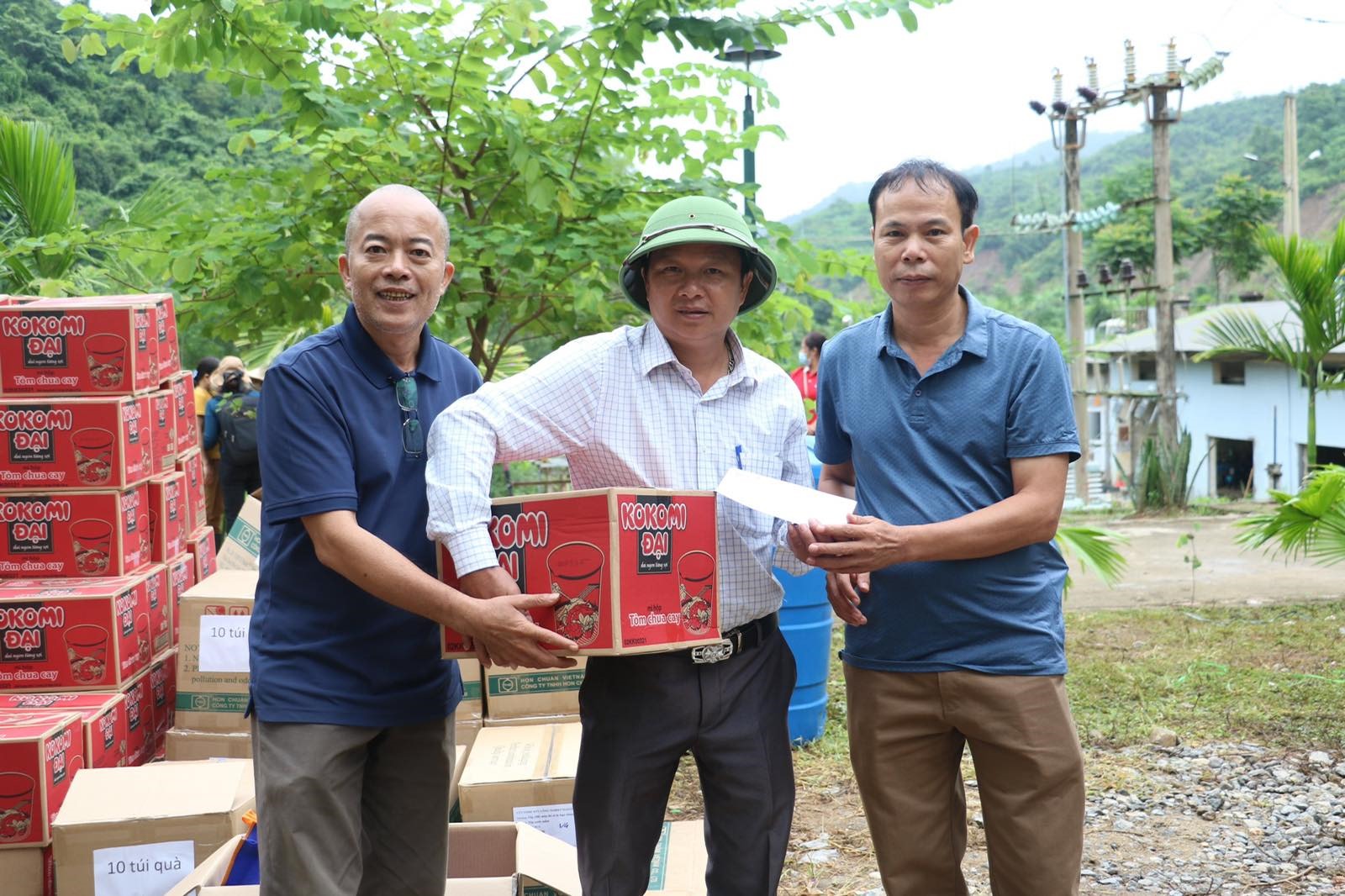 Đại diện Tập đoàn Masan trao quà cho Chủ tịch xã Tà Cạ.