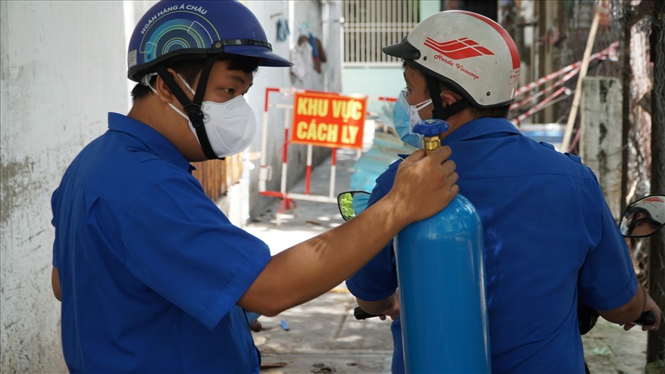 Những chiếc bình oxy của chương trình ATM Oxy được trao tới tận nhà người dân đang cách ly tại chỗ. Ảnh: NVCC.