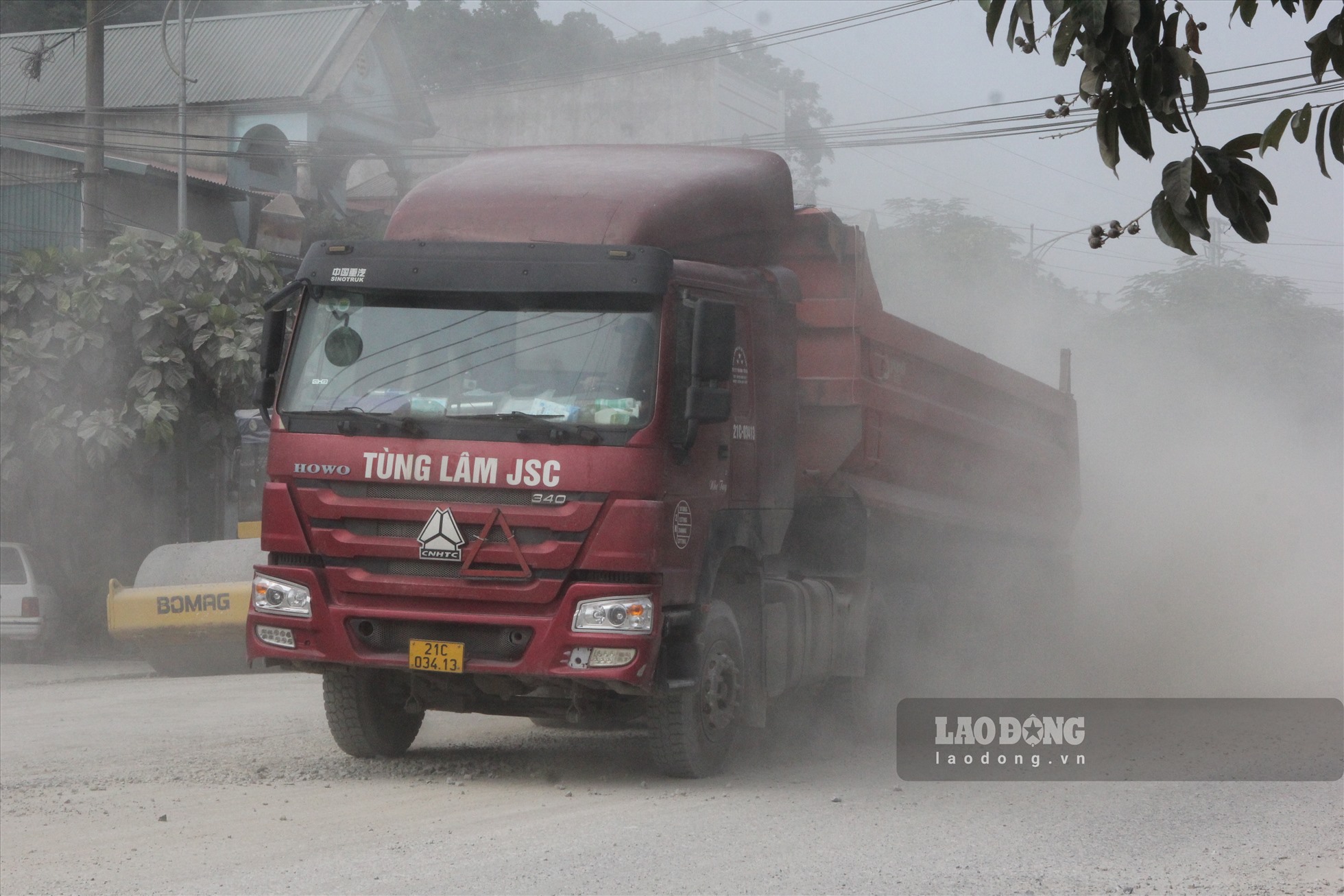 Đặc biệt, đường từ ngã tư km13 di chuyển theo hướng đi cảng Hương Lý thường xuyên hư hỏng do phải gánh lượng xe trọng tải lớn quần thảo mỗi ngày.