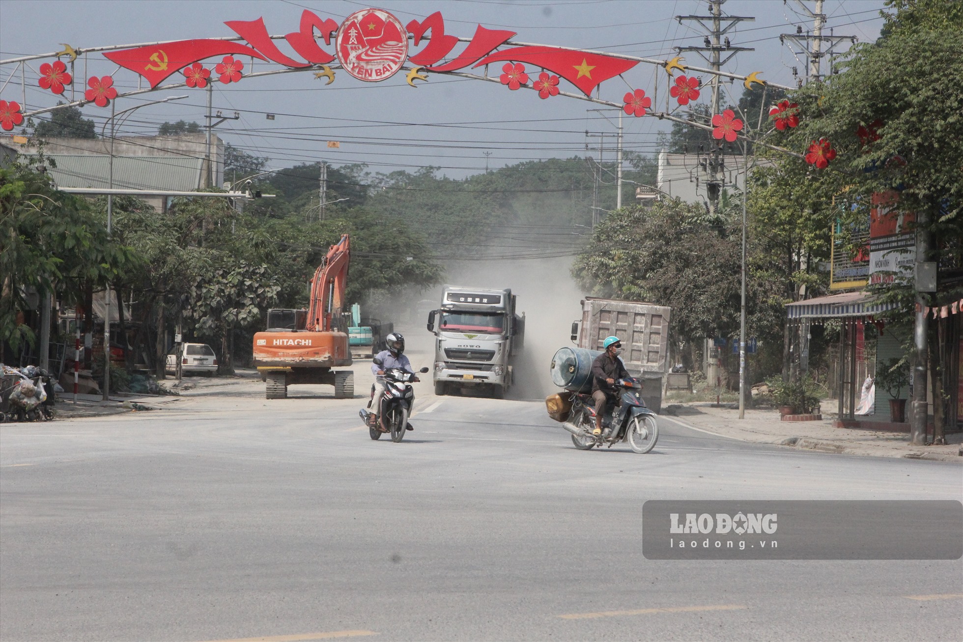 Ngày 12.10, có mặt tại khu vực ngã tư Km13 thị trấn Yên Bình, huyện Yên Bình, đoạn giao cắt giữa tuyến Quốc lộ 70 với Quốc lộ 2D và đường đi cảng Hương Lý, PV ghi nhận mật độ phương tiện lưu thông qua đây khá lớn. Trong đó, có cả các phương tiện vận tải lớn thường xuyên qua lại.