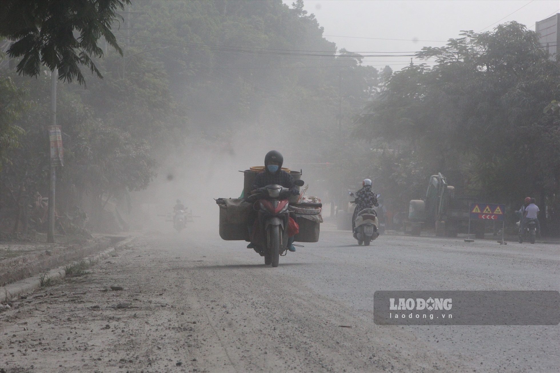 Anh Trần Văn Nam (shiper thường xuyên đi lại qua đường này) chia sẻ: “Hình như đoạn này đang làm lại mặt đường, nhưng còn bụi hơn lúc chưa làm. Trước đường xấu hơn, khó đi hơn nhưng đỡ bụi hơn chút. Đường từ nhiều năm nay vẫn như thế, xe trọng tải lớn đi lại quá nhiều, sửa xong thì đường cũng vẫn bụi“.