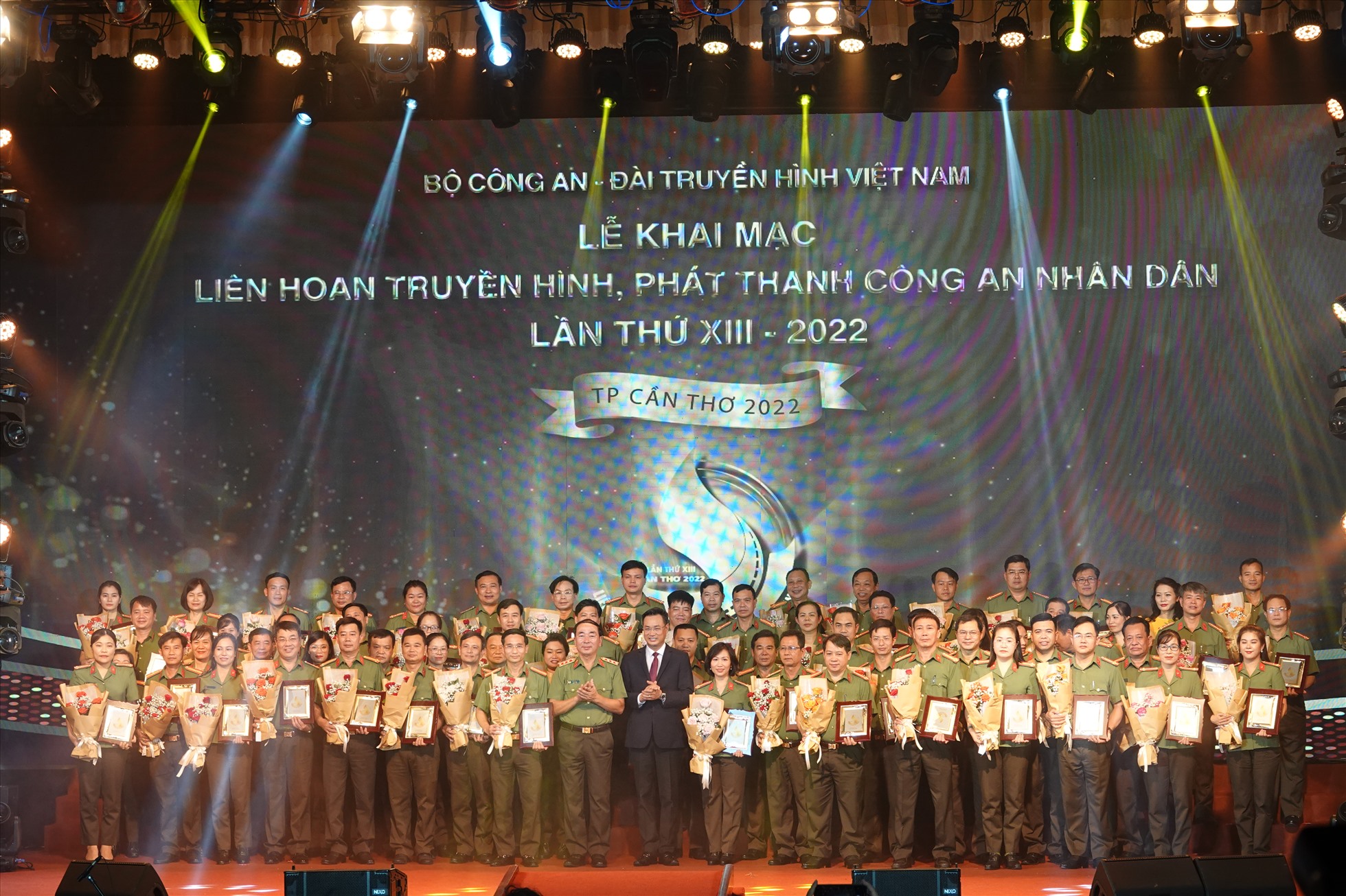 Thượng tướng Trần Quốc Tỏ - Thứ trưởng Bộ Công an cùng ông Lê Ngọc Quang - Tổng Giám đốc Đài Truyền hình Việt Nam trao kỷ niệm chương và hoa cho các đoàn tham gia liên hoan.
