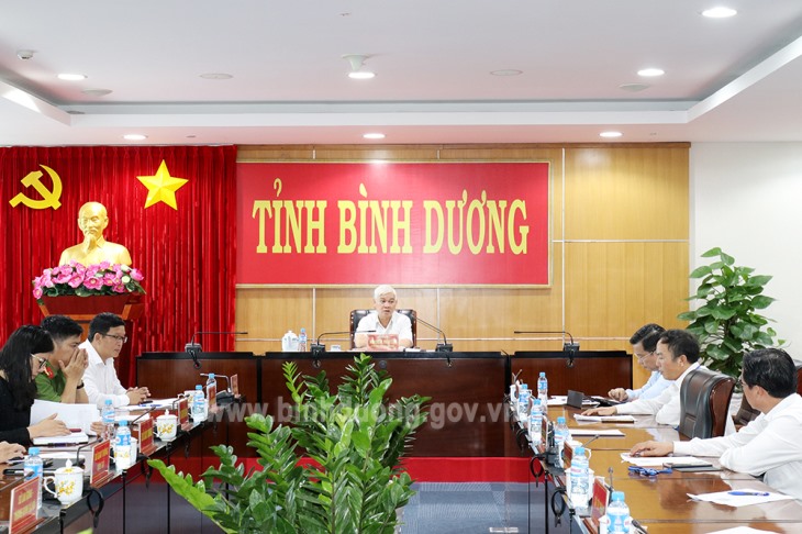Ông Nguyễn Văn Lợi - Bí thư tỉnh Bình Dương điều hành trong cuộc họp về chuyển đổi số.