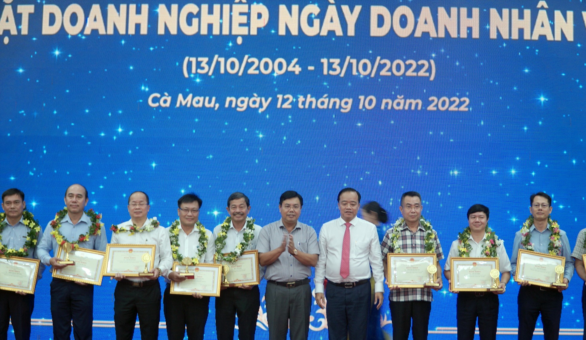 Tại buổi họp mặt 26 doanh nghiệp được Chủ tịch UBND tỉnh Cà Mau tặng bằng khen. Ảnh: Nhật Hồ