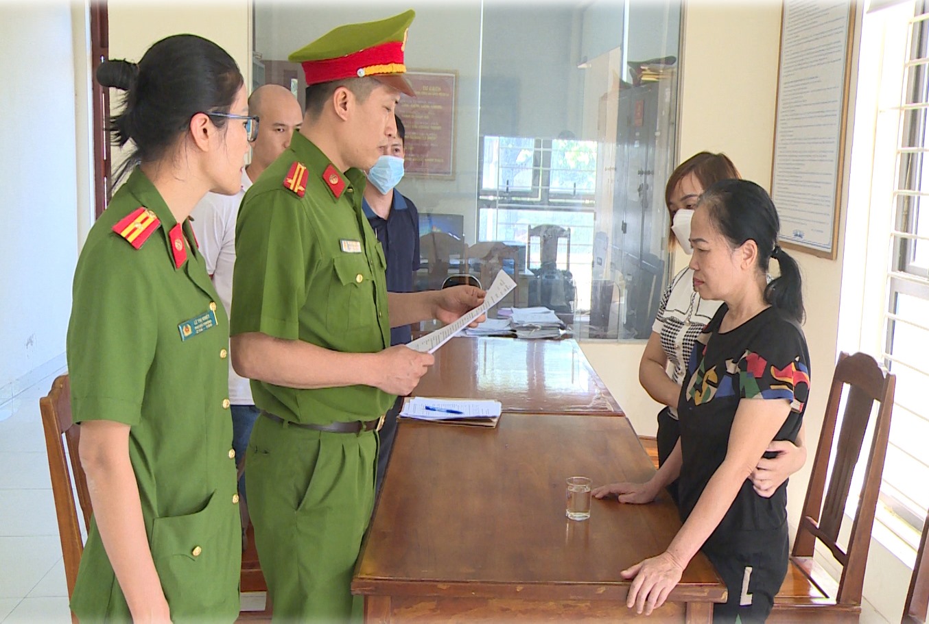 Thi hành lệnh bắt tạm giam đối với Lê Thị Thoan. Ảnh: CATH
