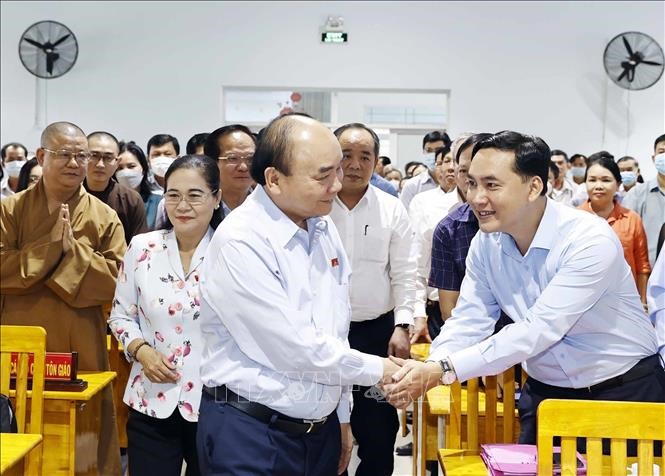 Chủ tịch nước Nguyễn Xuân Phúc thăm hỏi các cử tri huyện Hóc Môn. Ảnh: TTXVN