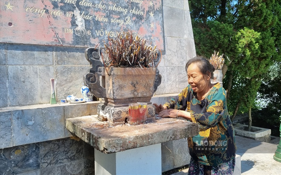 Công việc thường ngày của bà Đông là trông coi, dọn dẹp tại Đài tượng niệm Chiến thắng Bình Ca. Ảnh: Phùng Minh