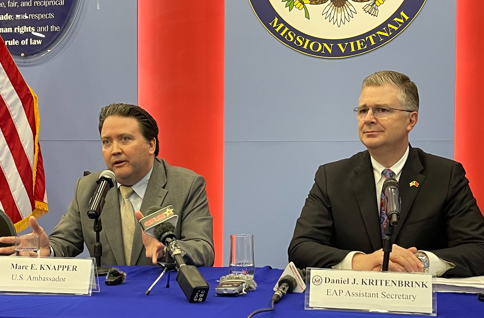 Đại sứ Mỹ Marc Knapper (trái) và Trợ lý Ngoại trưởng Mỹ Daniel Kritenbrink. Ảnh: Ngọc Vân