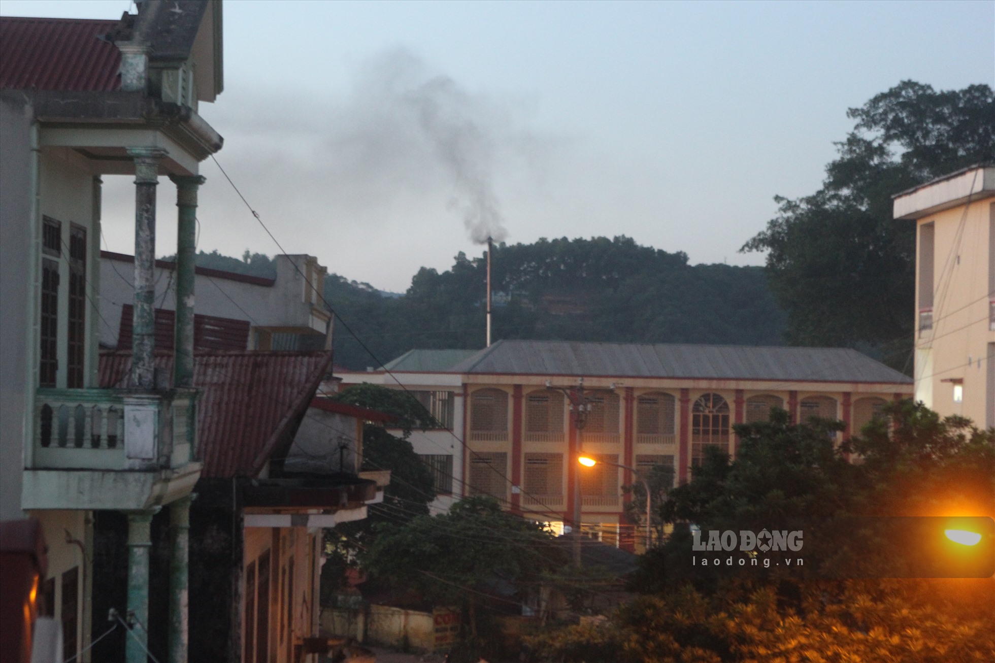 Lò đốt rác y tế phía sau Bệnh viện Tâm thần nằm ngay sát khu dân cư khiến nhiều người dân lo lắng cho sức khỏe.