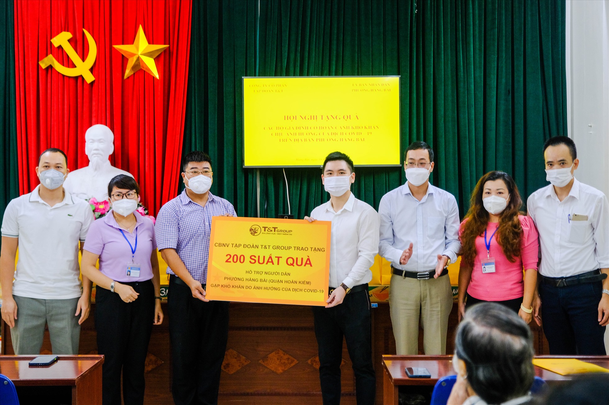 Ông Đỗ Vinh Quang và CBNV T&T Group trao tặng hàng ngàn suất quà tình nghĩa cho người dân Hà Nội gặp khó khăn do ảnh hưởng bởi dịch COVID-19.