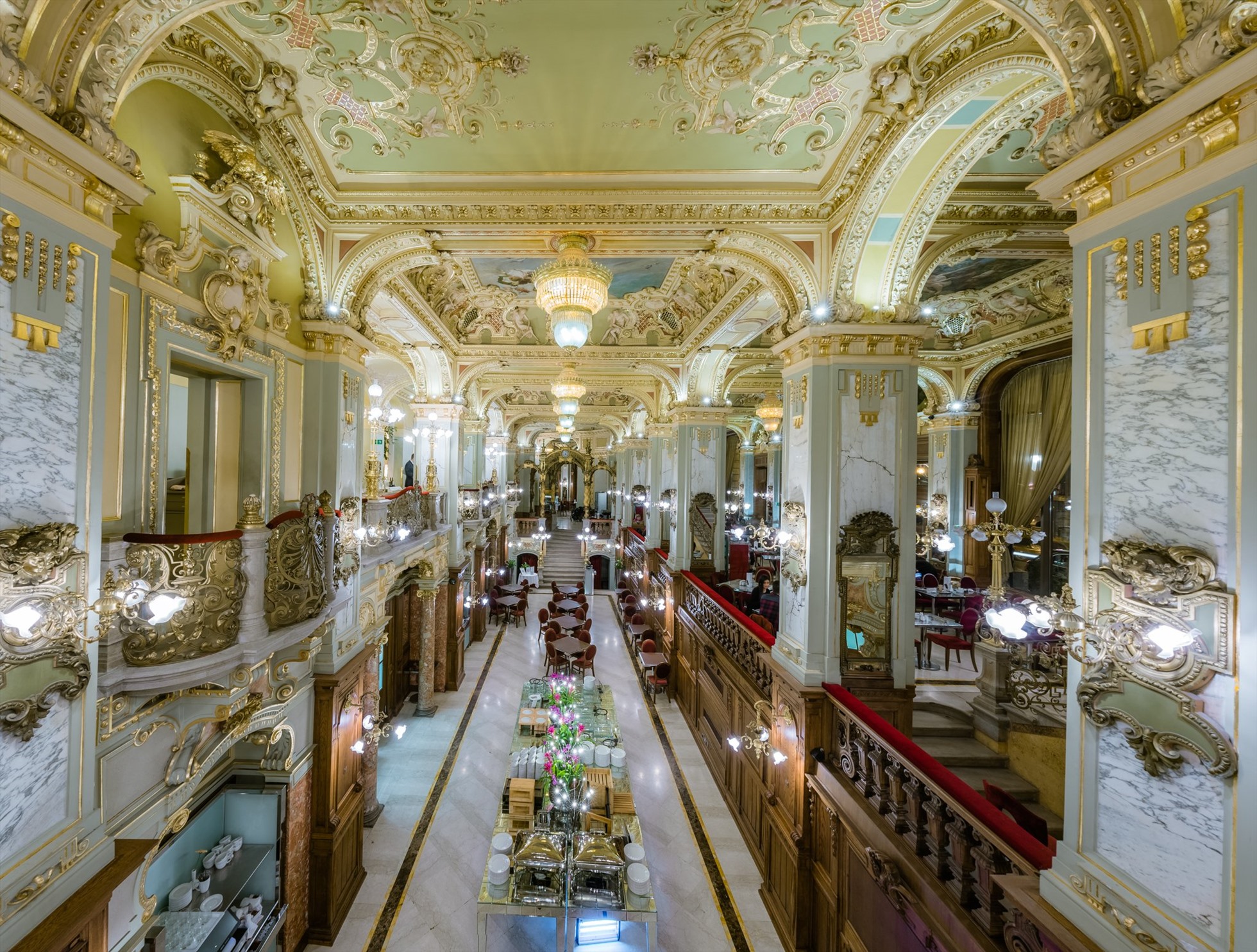 Thăm quán cafe đẹp nhất thế giới ở Budapest, Hungary