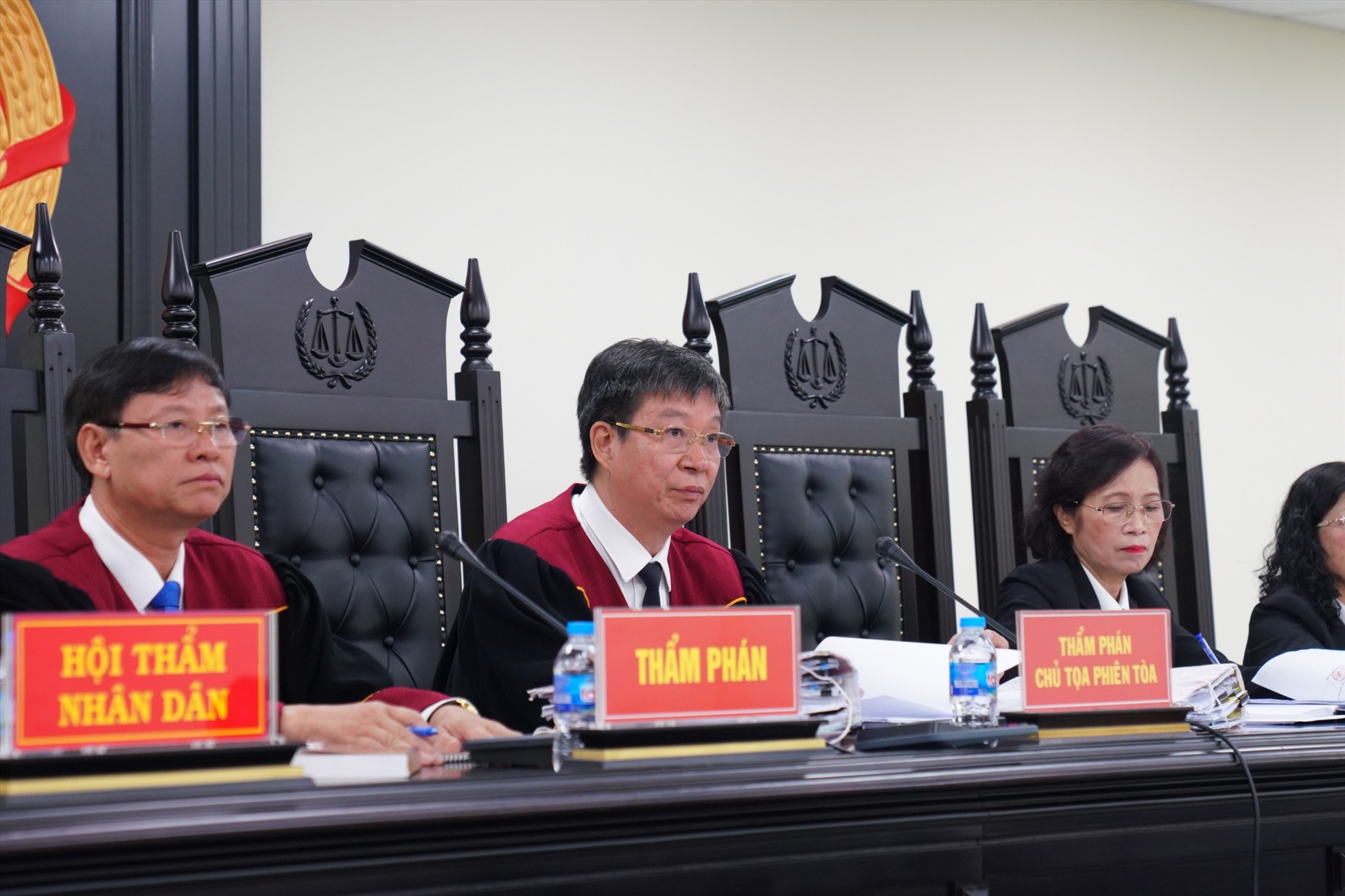 Thẩm phán Mai Văn Quang (thứ hai từ trái qua) làm chủ toạ phiên toà sơ thẩm. Ảnh: V.D