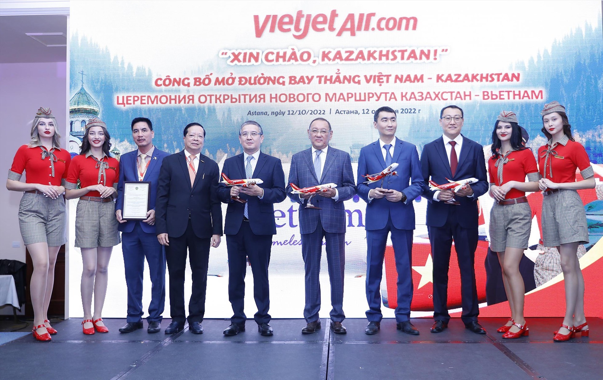 Lãnh đạo hai nước Việt Nam và Kazakhstan tham dự lễ công bố đường bay Almaty - Nha Trang và chào mừng Vietjet đến với Kazakhstan.