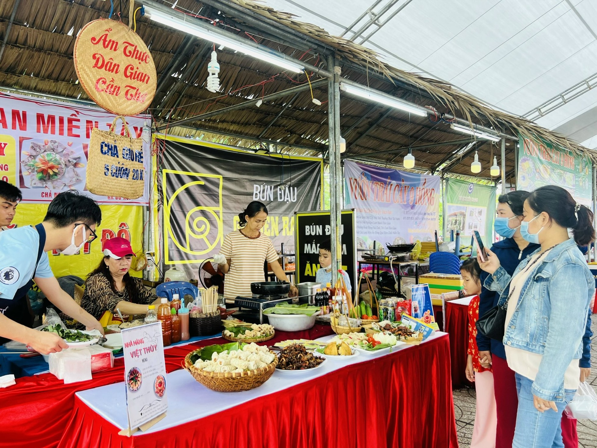 Hội thi Bánh dân gian và Trưng bày món ăn ngon Phong Điền tại Ngày hội Du lịch sinh thái Phong Điền - Cần Thơ. Ảnh: HP