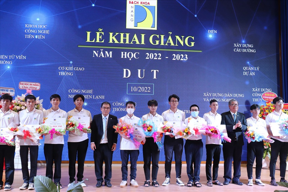 Trường Đại học Bách khoa Đà Nẵng trao học bổng cho hơn 200 em tân sinh viên.
