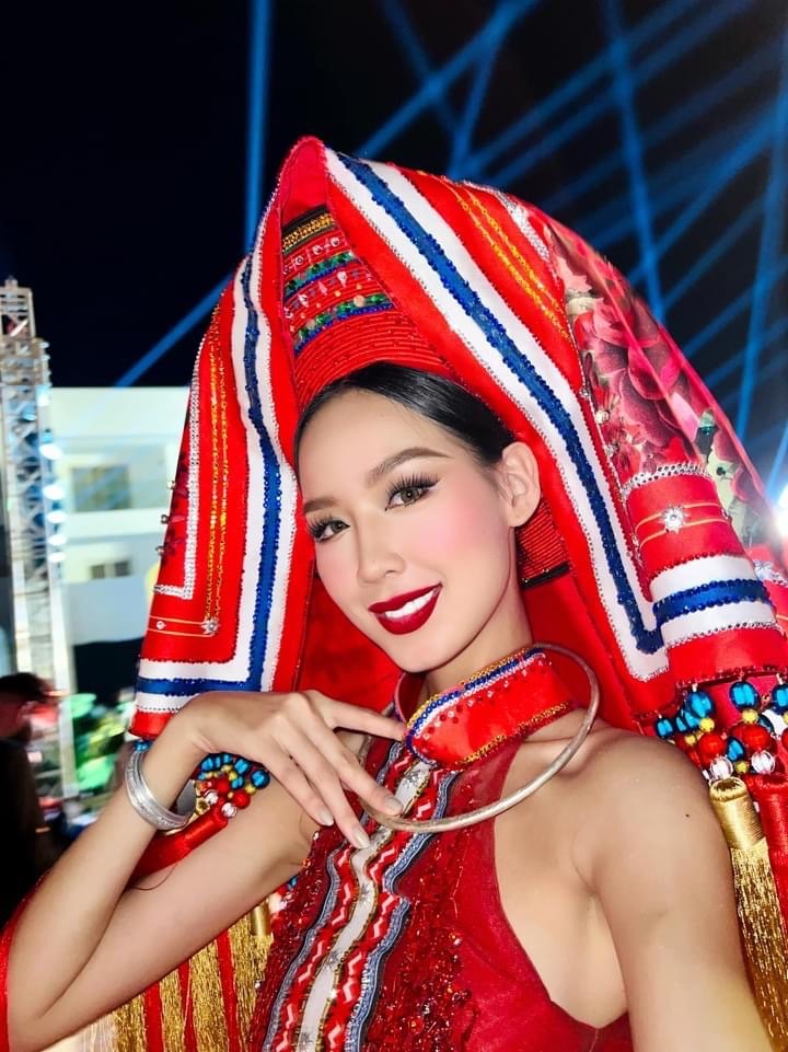 Trong phần thi “National Costume” (Trang phục dân tộc) tại Miss Intercontinental  vừa rồi, Bảo Ngọc đã có phần thể hiện vô cùng xuất sắc thổi hồn cho bộ trang phục khiến cho các Fan sắc đẹp phải tấm tắc khen ngợi về thần thái đến cách trình diễn đậm chất của người con gái dân tộc Dao của Việt Nam