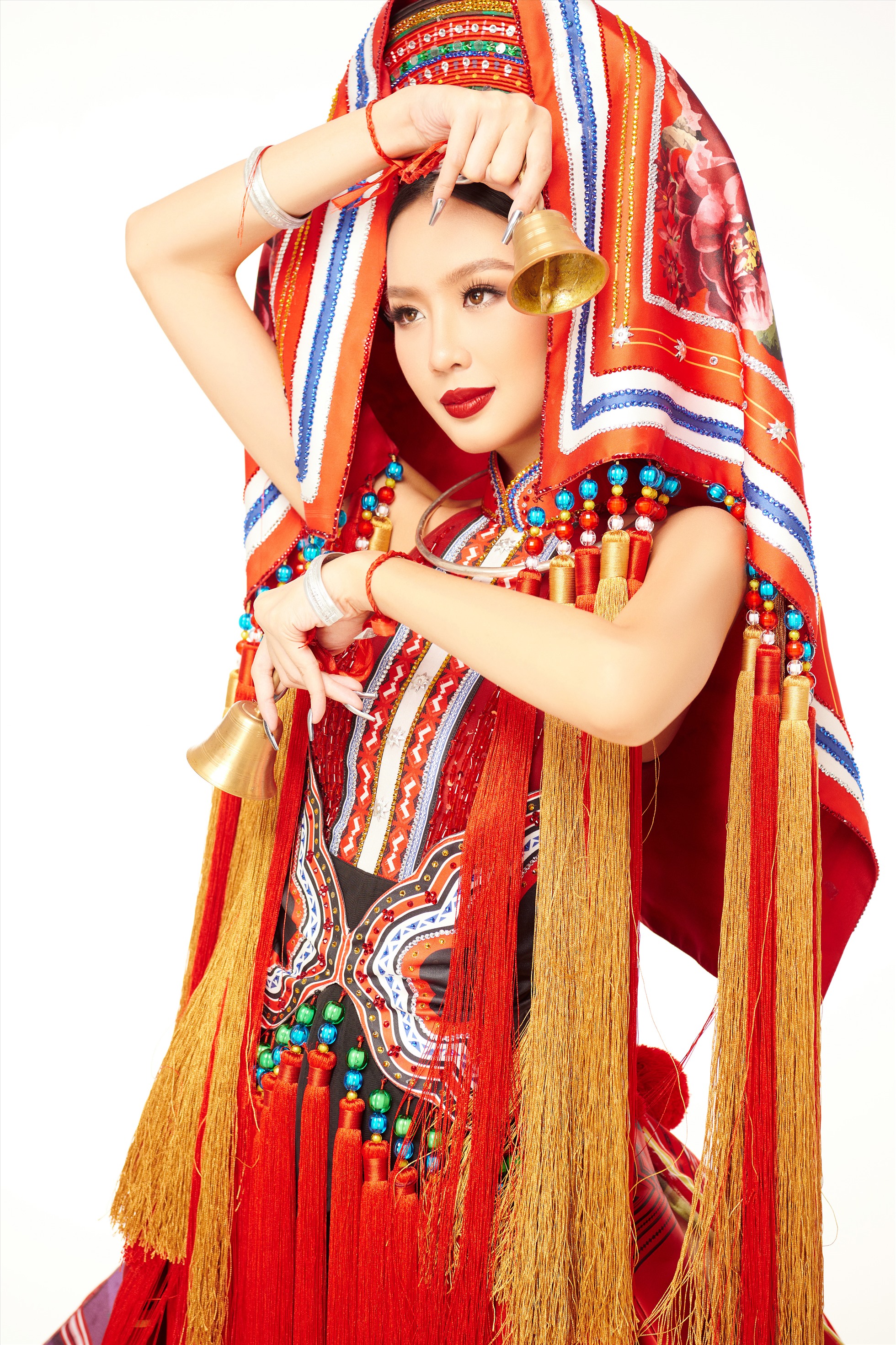Thiết kế “Cô em Dao đỏ” được lấy cảm hứng từ trang phục cưới của phụ nữ Dao đỏ với những họa tiết thổ cẩm đặc trưng. Thiết kế có màu sắc rực rỡ, phần cánh mang hình ảnh về một nếp sống đời thường của người dân tộc Dao, cộng thêm phần tà rộng có thể điều chỉnh trong khi trình diễn.