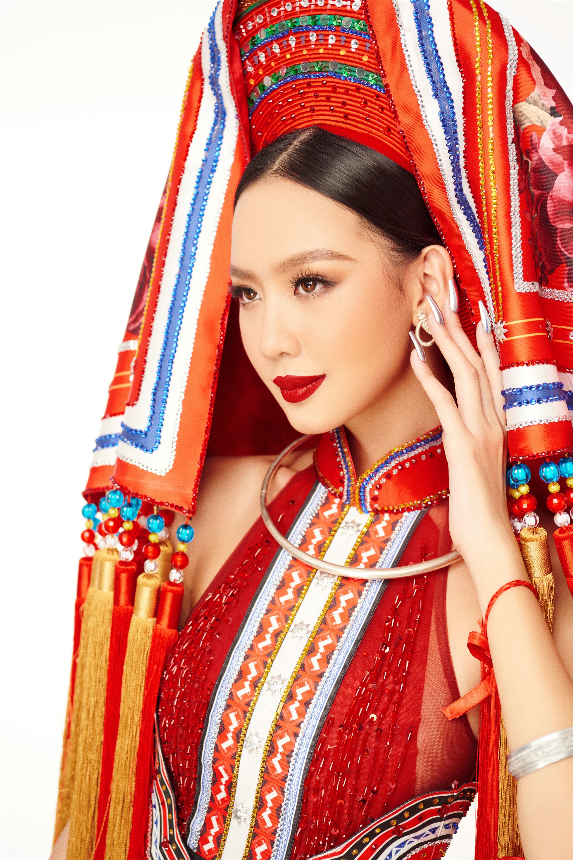 Đây cũng là bộ trang phục thắng giải nhì phần thi “Trang phục văn hoá dân tộc” tại Miss Grand Việt Nam 2022. Ảnh NVCC.