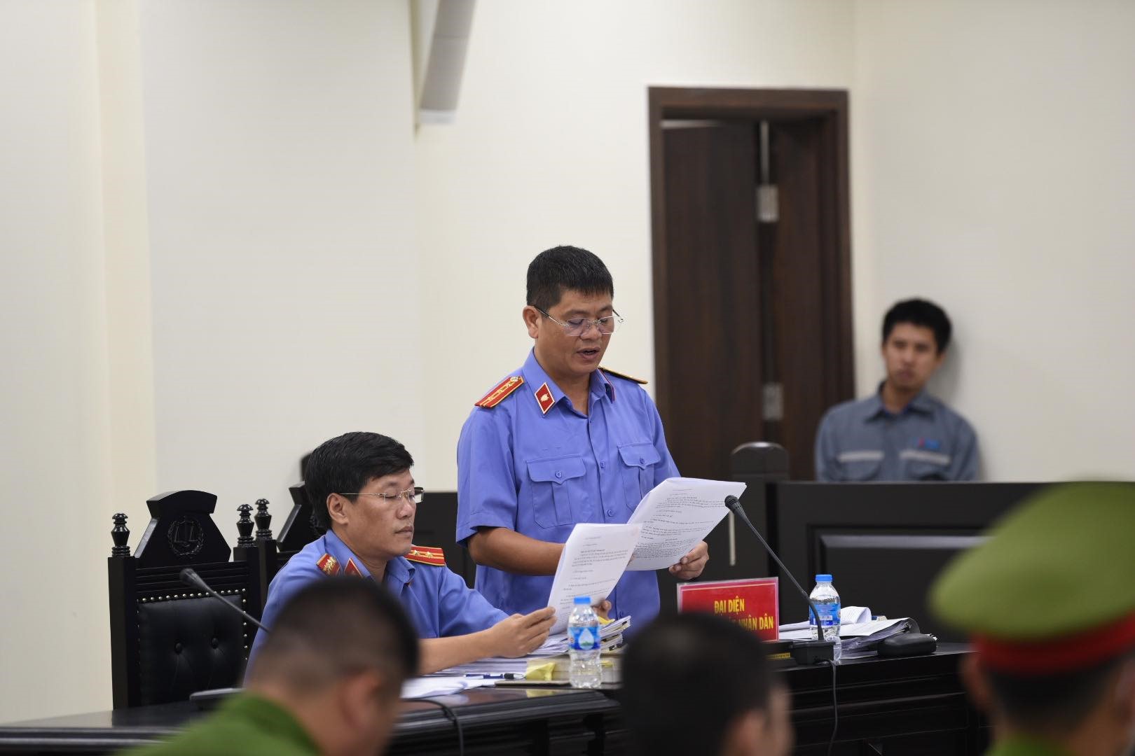 Đại diện Viện KSND Hà Nội công bố cáo buộc với Nguyễn Trung Huyên. Ảnh: V.D