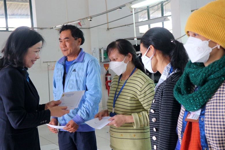 Bà Phạm Thị Lệ Dung -  thăm doanh nghiệp và tặng quà cho người lao động Công ty TNHH Đà Lạt Apex. Ảnh: DQ