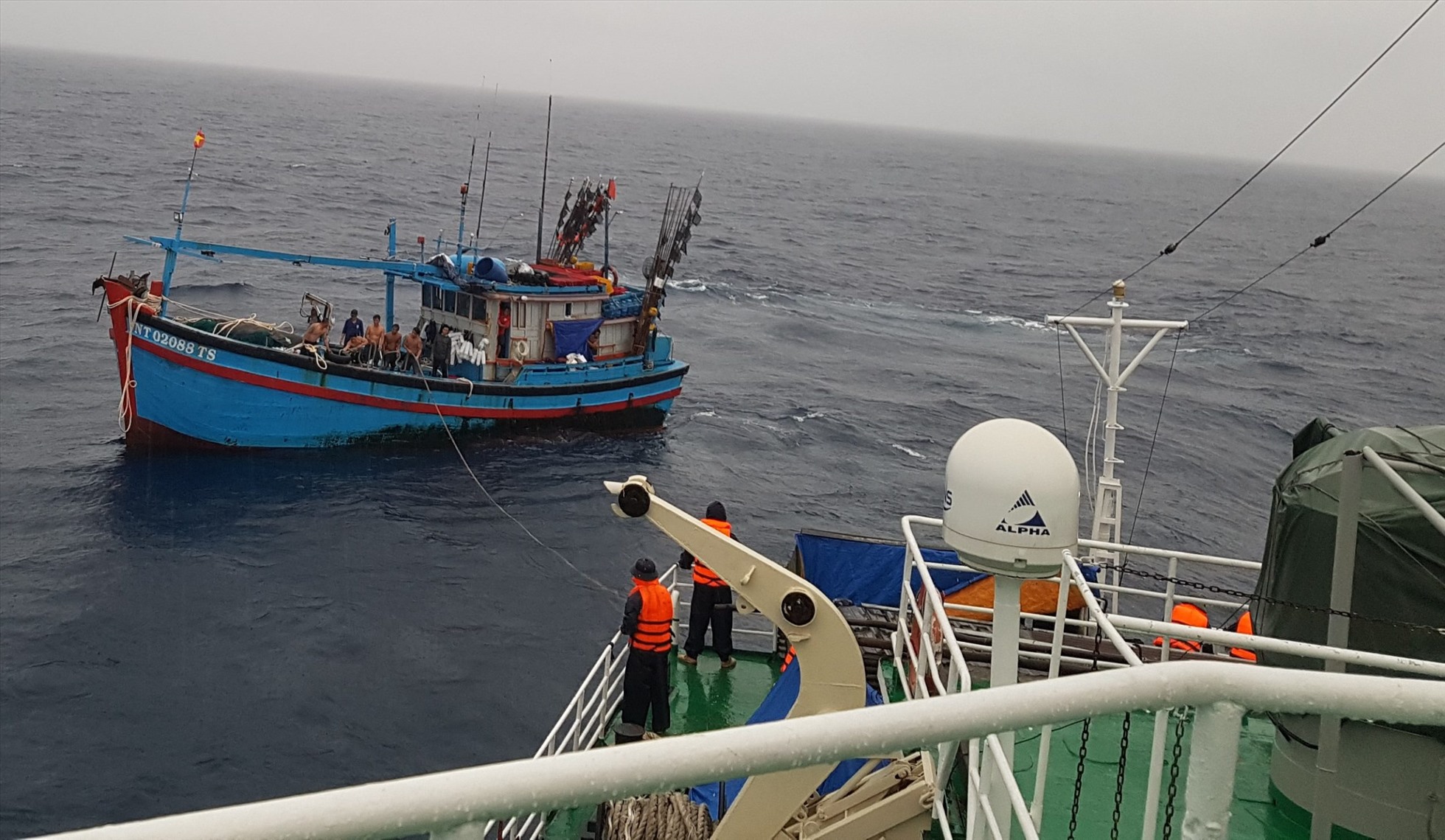 Tàu cá Ninh Thuận bị trôi dạt trên biển đã được cứu hộ