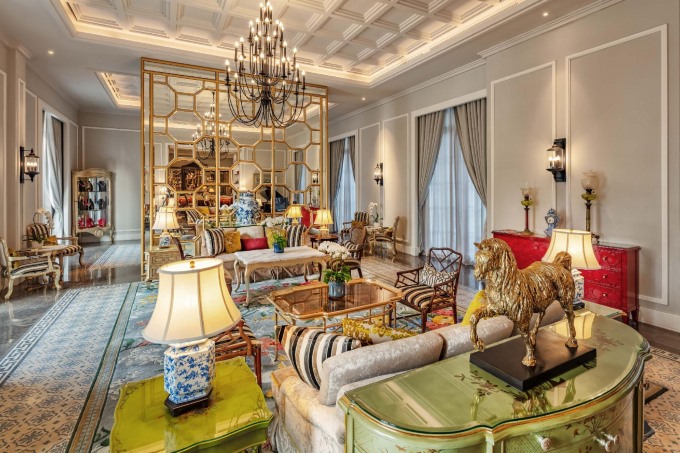 Tọa lạc ở quận 2 TPHCM, Mia Saigon Luxury Boutique Hotel là khách sạn 5 sao có view hướng thẳng ra sông Sài Gòn. Khách sạn được khai trương từ năm 2018 và vẫn là một điểm đến an toàn, được nhiều người lựa chọn sau mùa dịch.