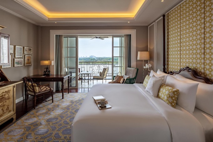 Khách sạn được thiết kế sang trọng với phong cách kiểu Pháp Indochine, gồm 35 phòng phổ thông và 17 phòng suit.