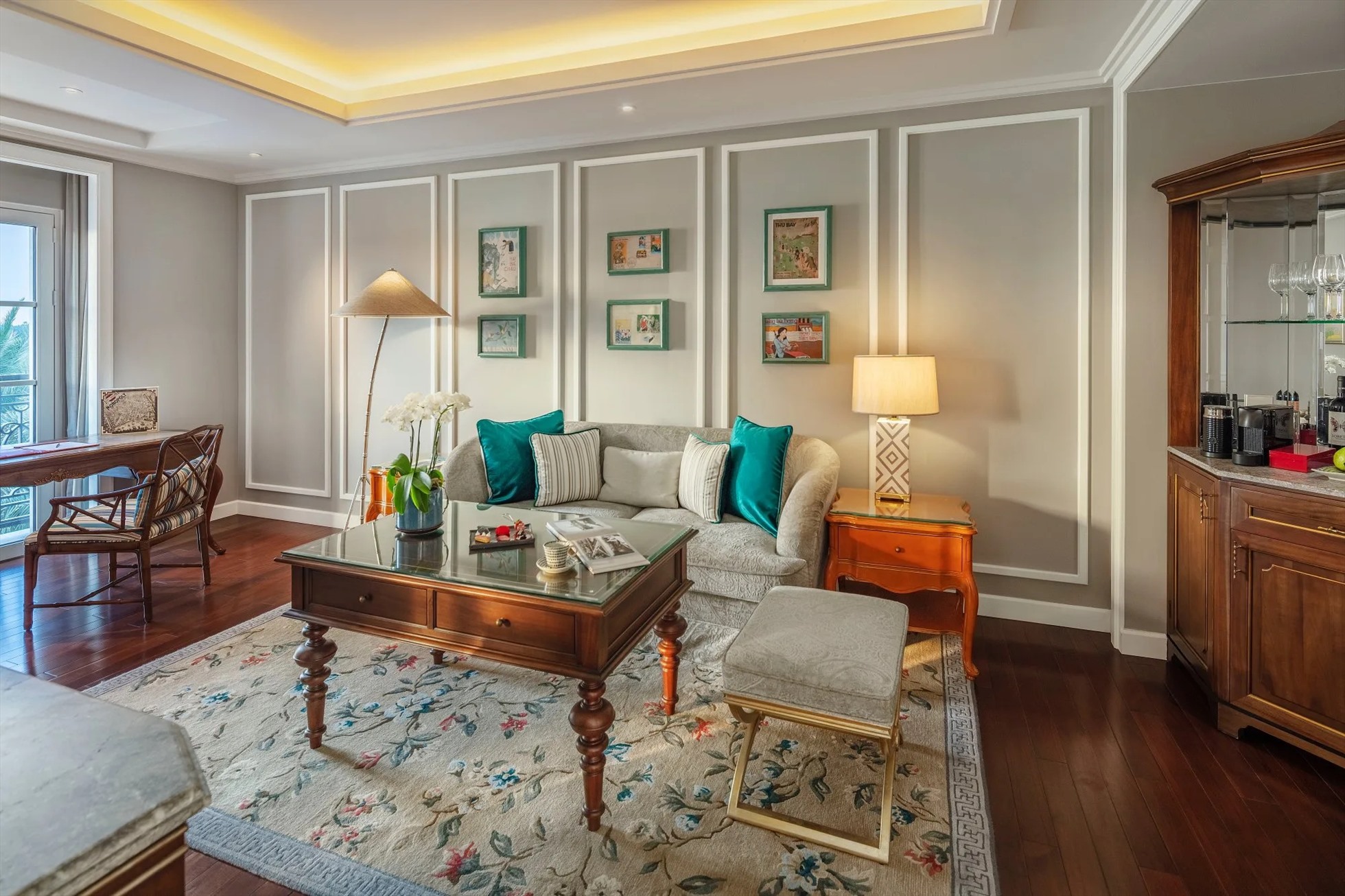 Bên cạnh view sông lộng gió, tạp chí Condé Nast Traveller nhận xét về Mia Saigon: “Đó là một khách sạn nghệ thuật tinh tế để bạn có thể khám phá một phần của thành phố, hoặc quay lưng lại với mọi thứ chỉ đơn giản để nghỉ ngơi“.
