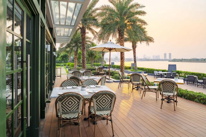 Bên cạnh đó, ở đây còn có bàn ăn ngoài trời cho du khách yêu thích thưởng thức bữa ăn trong view ngập nắng hoặc cảnh đêm rực rỡ ánh đèn bên sông.