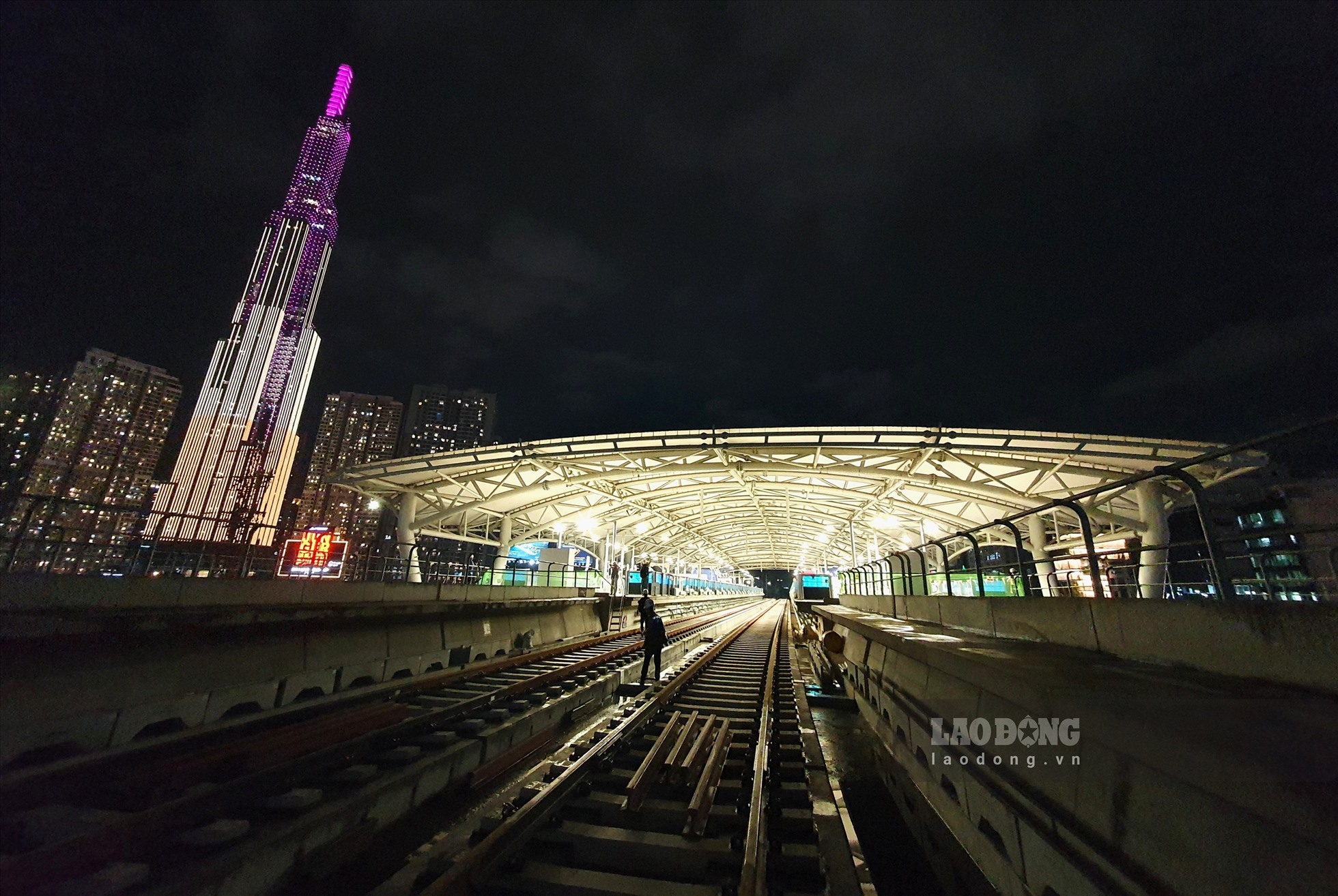 Nhà ga Tân Cảng tuyến Metro số 1, đêm 11.10.2022. Ảnh: Lao Động