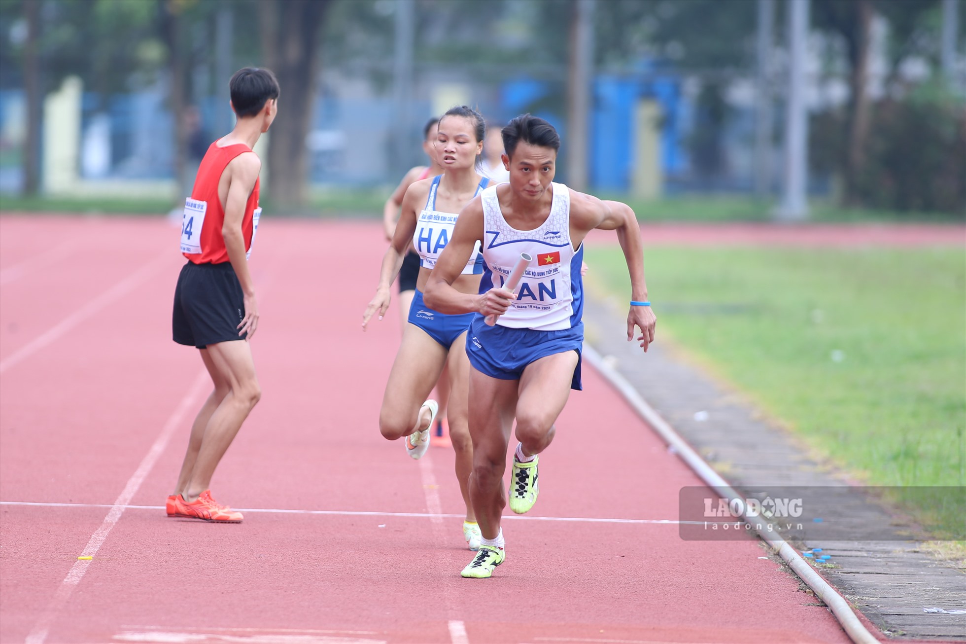 Thành tích giành huy chương vàng là 8 phút 27 giây 6.