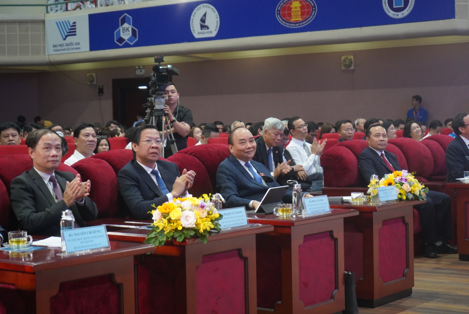 Chủ tịch Nguyễn Xuân Phúc và nhiều uỷ viên Trung ương Đảng đến dự sự kiện. Ảnh: Phương Ngân