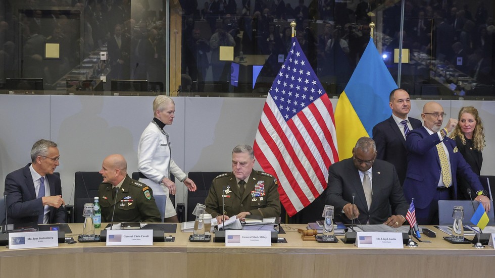 Các quan chức hàng đầu của NATO, Mỹ và Ukraina tham dự cuộc họp theo định dạng “Nhóm liên lạc quốc phòng Ukraina” tại trụ sở NATO ở Brussels, Bỉ, ngày 12.10.2022. Ảnh: AP