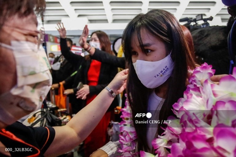 Cục Du lịch Đài Loan trao quà những du khách đầu tiên. Ảnh: AFP