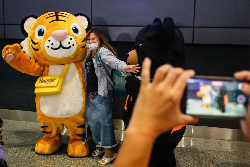 Khách quốc tế được chào đón tại sân bay quốc tế Đào Viên rạng sáng 13.10. Ảnh: AFP