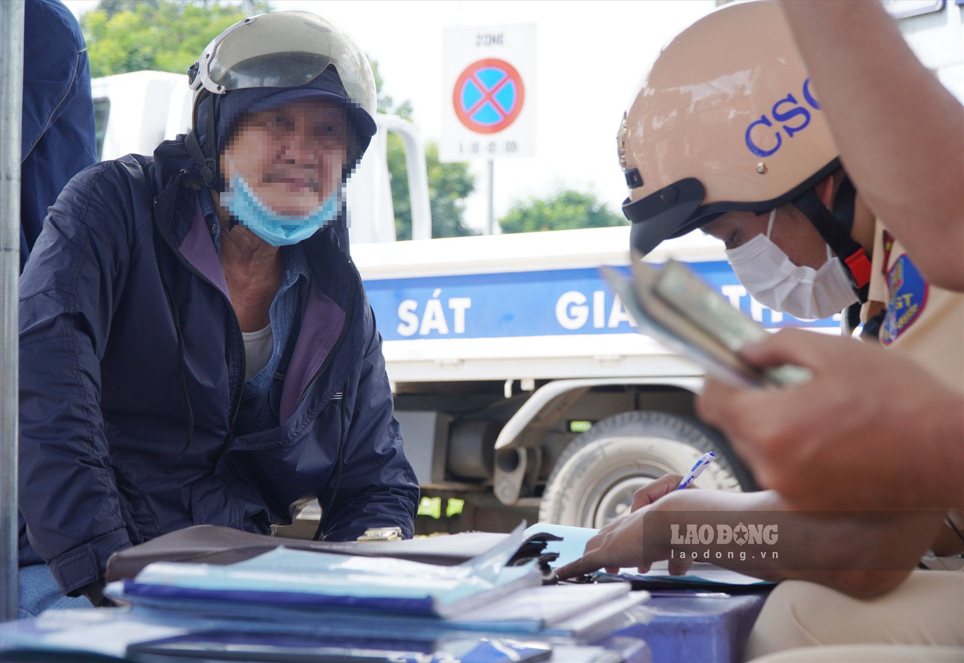 Cụ thể, khoảng 10h30 phút, CSGT ra hiệu lệnh dừng xe đối với ông T. (trước đó, ông T. đã điều khiển phương tiện chạy quá tốc độ quy định 58/50km/h.