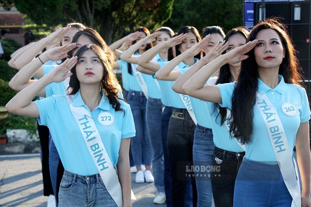 Các thí sinh Hoa hậu biển đảo Việt Nam năm 2022 trang nghiêm trong dự Lễ thượng cờ tại cột cờ Tổ quốc trên đảo Cô Tô. Ảnh: Đoàn Hưng