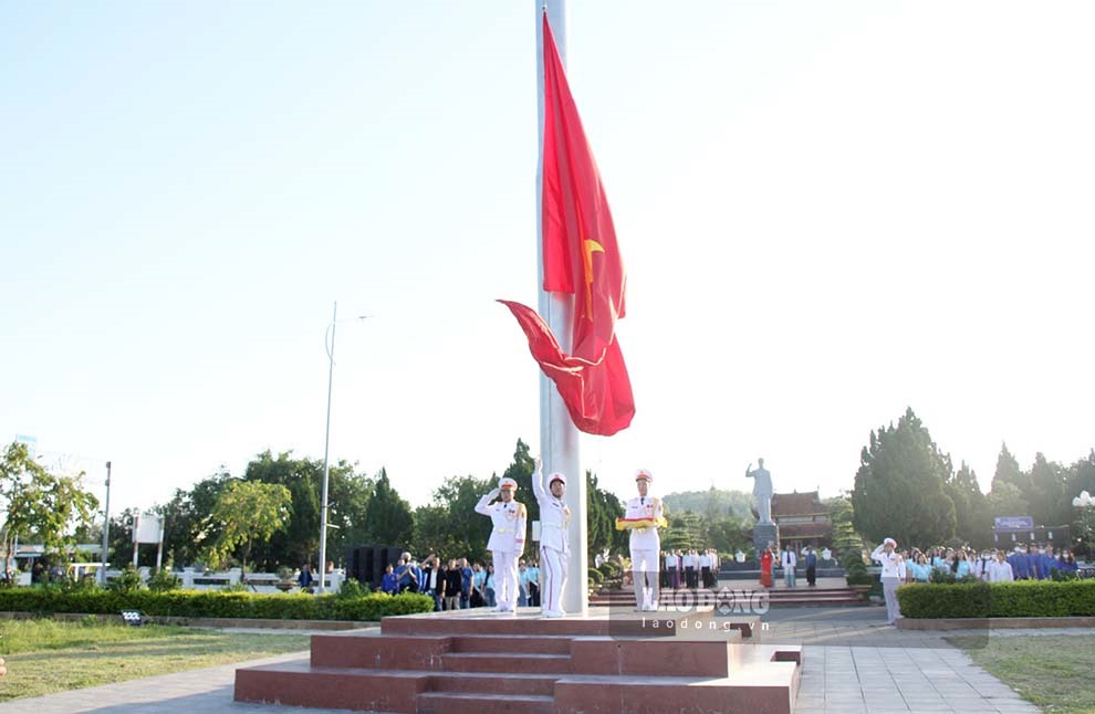 Lễ thượng cờ tại cột cờ Tổ quốc trên đảo Cô Tô. Ảnh: Đoàn Hưng