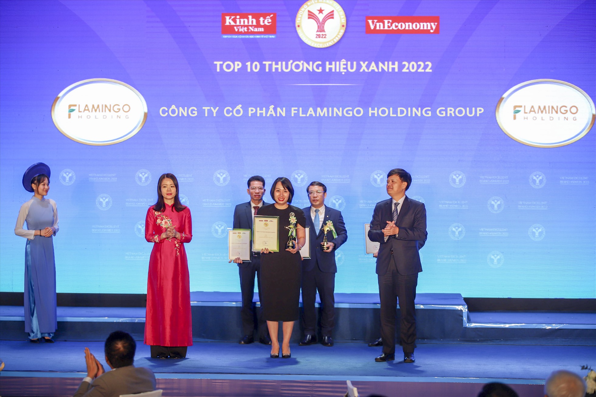 Phó Tổng Giám đốc Flamingo Holding Group – bà Nguyễn Thanh Mai nhận danh hiệu Top 10 Thương hiệu Xanh 2022 cho Tập đoàn Flamingo