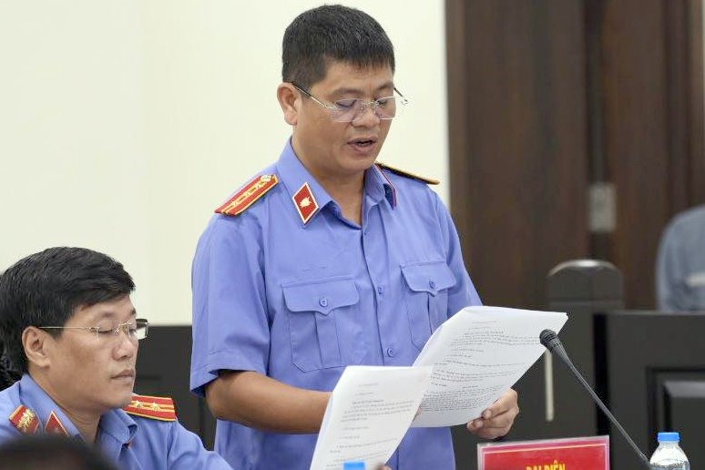 Đại diện Viện Kiểm sát luận tội với hành vi của bị cáo Nguyễn Trung Huyên. Ảnh: V.D
