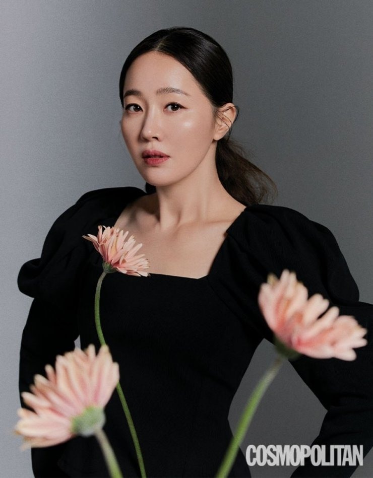Uhm Ji Won ghi dấu ấn sâu sắc trên màn ảnh với vai người mẹ trong phim “Hope“. Ảnh: Cosmospolitan.