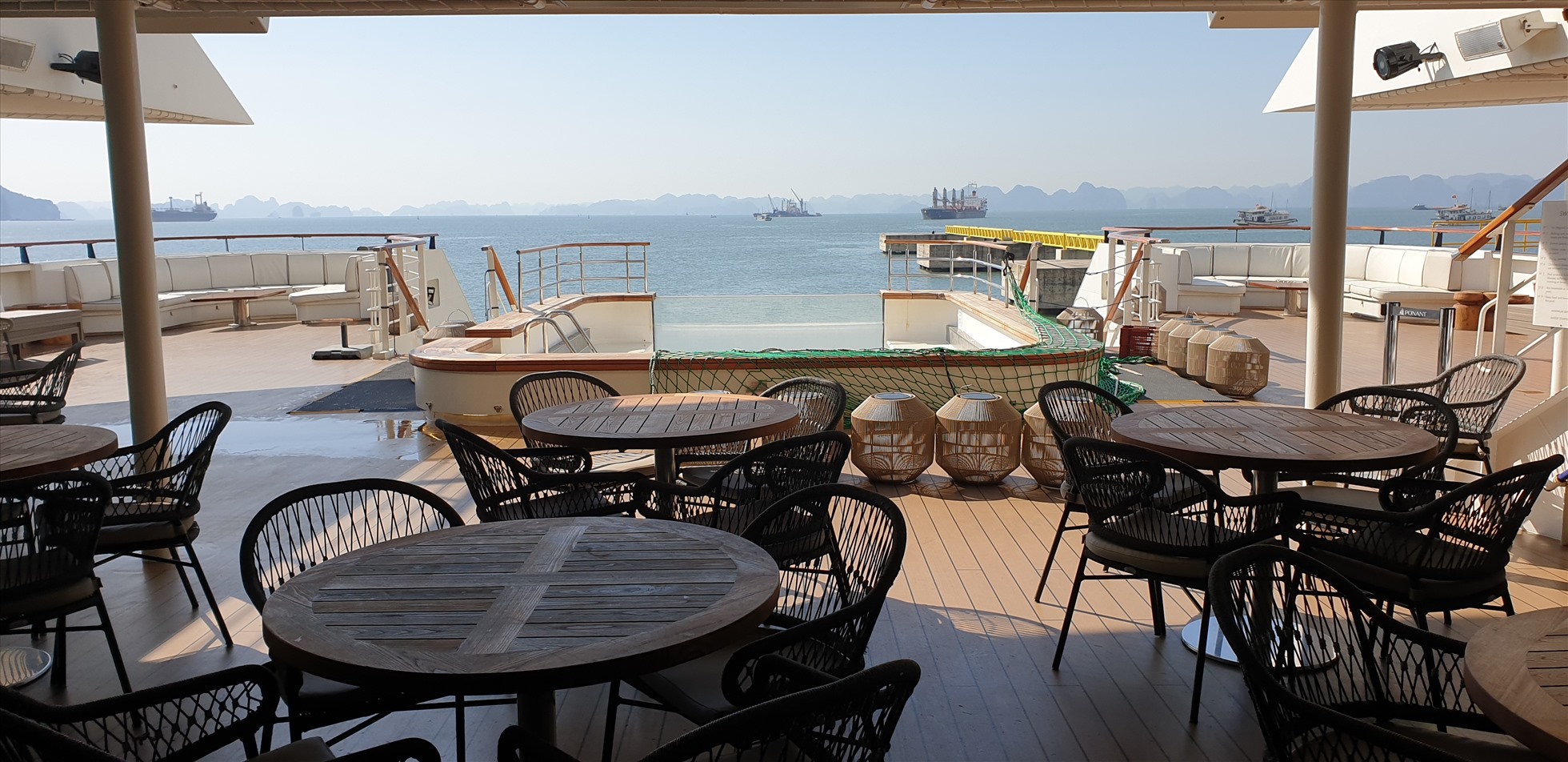 Nơi thư giãn, nhâm nhi cà phê của du khách. Phía trước là một bể bơi hoạt động 24/24. Ảnh: Nguyễn Hùng