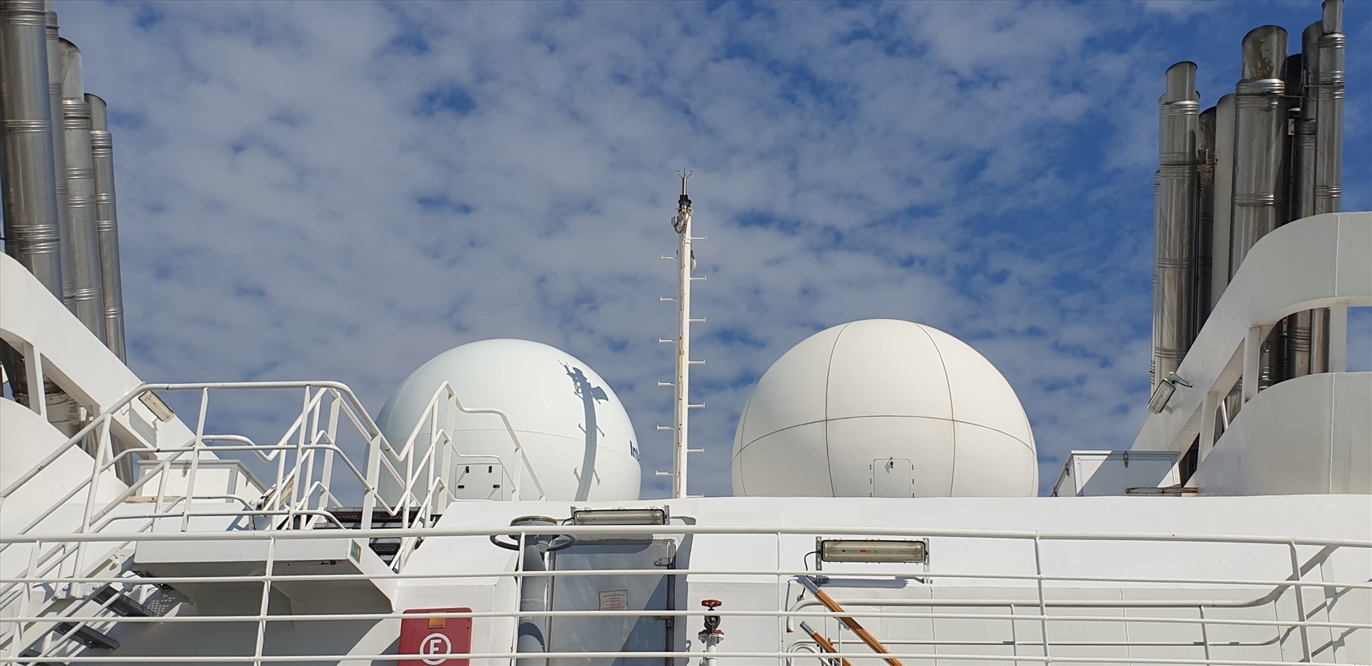 Hệ thống thu-phát qua vệ tinh trên nóc tàu. Ảnh: Nguyễn Hùng