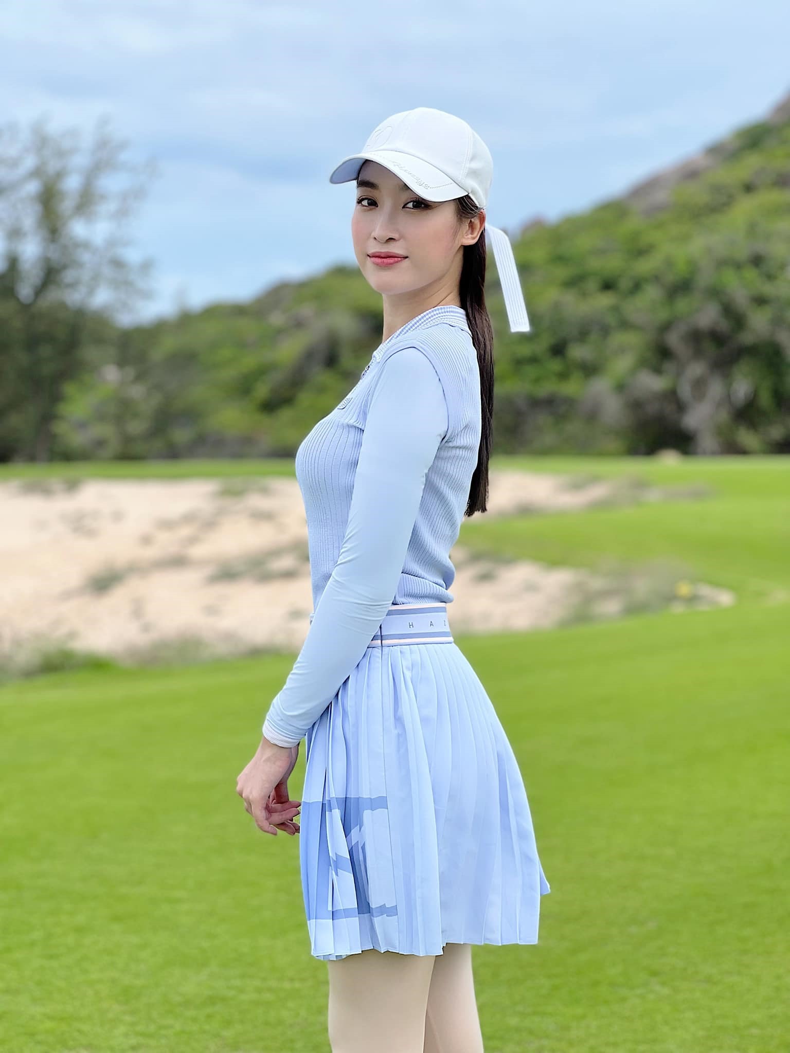 Cô cũng là một trong những người đẹp có đam mê với bộ môn gofl. Thời trang sân golf của Hoa hậu Việt Nam 2016 cũng được đánh giá cao. Ảnh: NVCC.