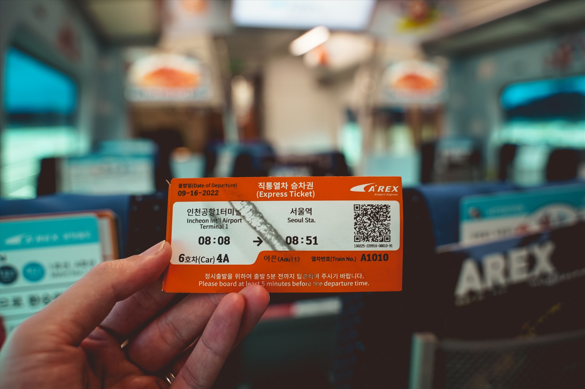 đi tàu di chuyển về Seoul Station, có thể đi tàu điện từ sân bay đến Seoul Station bằng 2 cách đó là tàu nhanh (không dừng) hoặc tàu thông thường (dừng từng trạm và chậm hơn 20 phút) giá vé cũng không chênh lệch nhiều nên đi tàu nhanh vì chỉ tốn 47 phút và giá vé là 9900won (khoảng 170k)