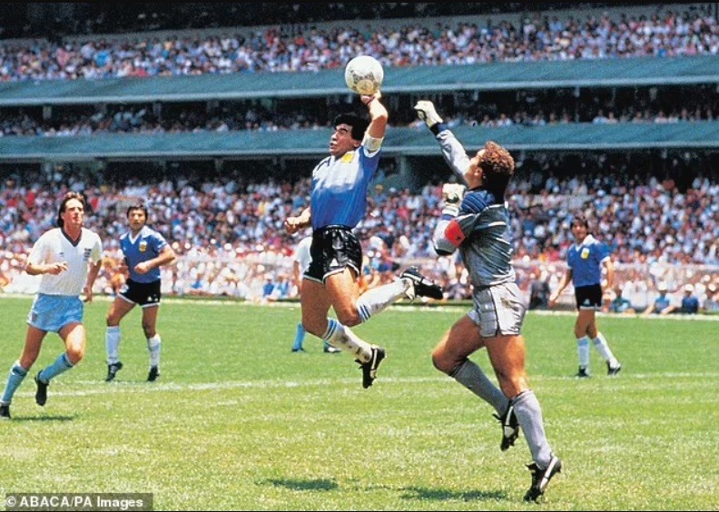 Pha bóng Maradona ghi bàn bằng “Bàn tay của Chúa” năm 1986 được ghi lại. Ảnh: PA Images