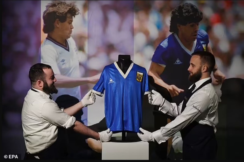 Chiếc áo Maradona mặc trong trận đấu với tuyển Anh tại World Cup 1986 đã được bán với giá 7 triệu bảng. Ảnh: EPA